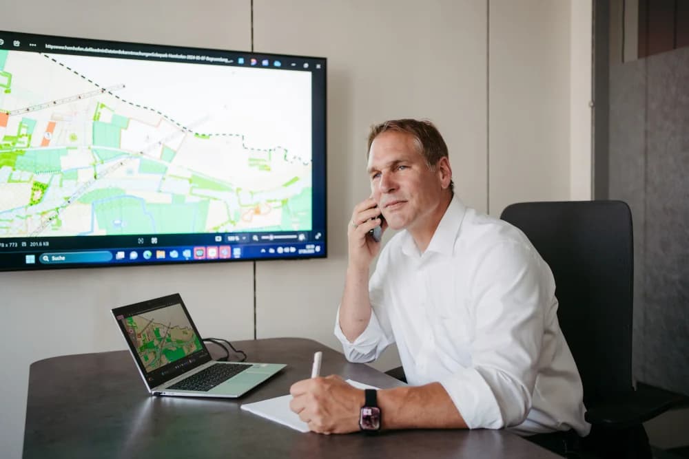 Alexander Westermann telefoniert zur Planung