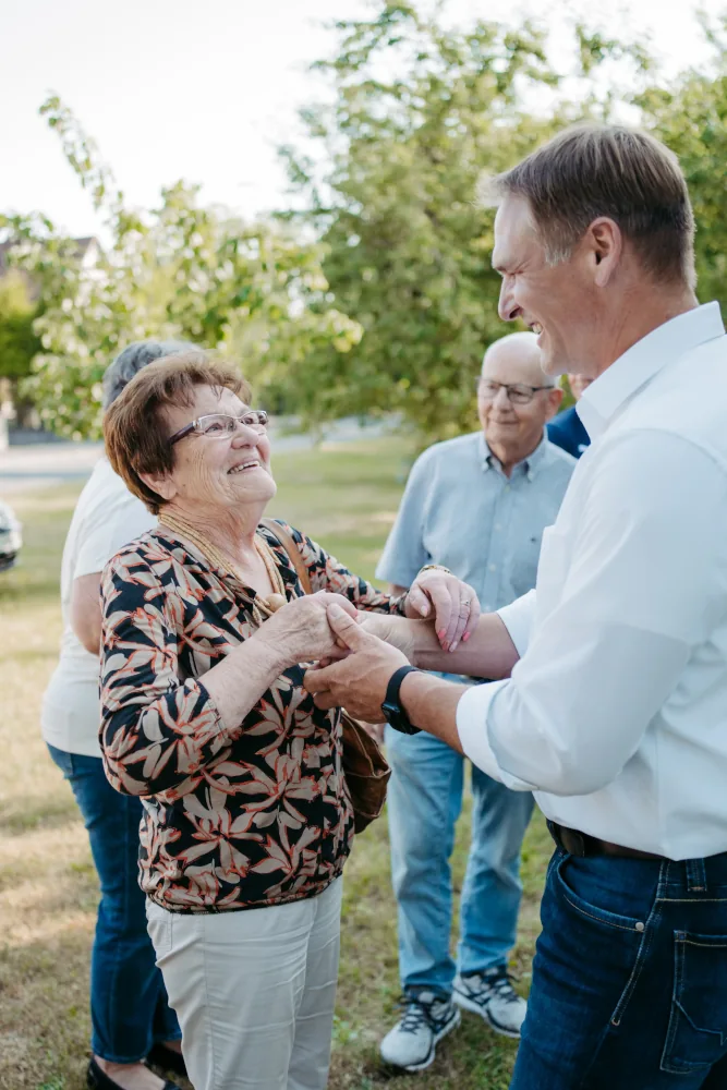Alexander Westermann spricht mit Bürgerinnen und Bürgern
