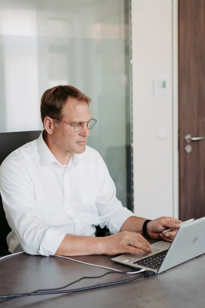 Alexander Westermann arbeitet am Laptop