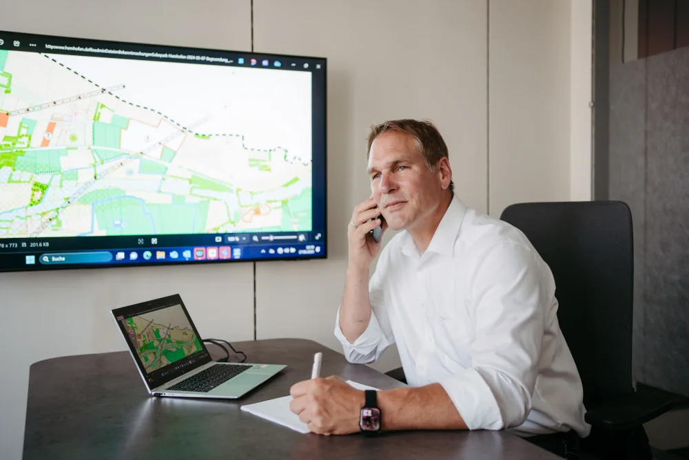 Alexander Westermann telefoniert zur Planung